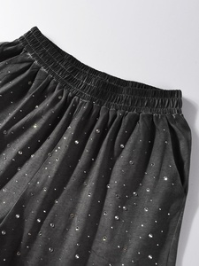Shorts vintage streetwear pour homme avec strass effet soleil délavé, délavage acide et ourlet brut, fermeture éclair, longueur genou - Product Image 4