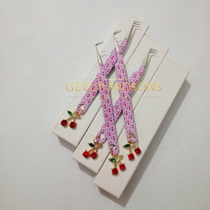 Pince à épiler GETUP BROSONS IMPEX en acier inoxydable, 90 degrés, design recouvert de papier cerise, pointe lisse argentée, motif cœur découpé - Product Image 2