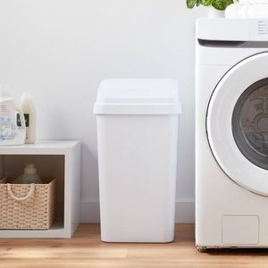 Cestino per Rifiuti con Coperchio Basculante da 13 Galloni in Bianco, Bidone della Spazzatura da Cucina con Capacità di 13 Galloni in Plastica Texturizzata per Uso Interno - Product Image 3