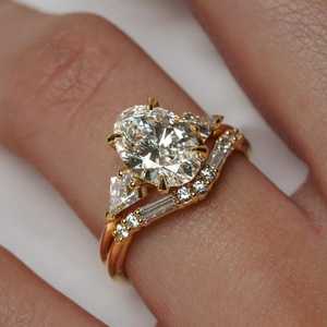 Bague de fiançailles à trois pierres en diamant ovale cultivé en laboratoire de 2 carats, certifiée IGI - Product Image 5