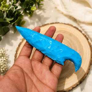 Couteau artisanal haut de gamme en verre turquoise en forme de pointe de flèche avec manche sculpté et gravé pour la décoration intérieure et les cadeaux Feng Shui - Product Image 2