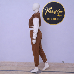 ชุดวอร์มวิซาร์ด 2 ชิ้นสำหรับผู้หญิง ฤดูหนาว แบบสั่งทำโลโก้ได้ เสื้อครอปแจ็คเก็ต กางเกงจ็อกเกอร์ ชุดลำลองสปอร์ตแวร์ ขายส่ง - Product Image 4