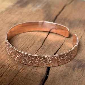 Brazalete de Cobre Vintage Hecho a Mano para Hombre y Mujer, Brazalete Magnético Elegante con Grabado para Alivio del Dolor y Bienestar - Product Image 5