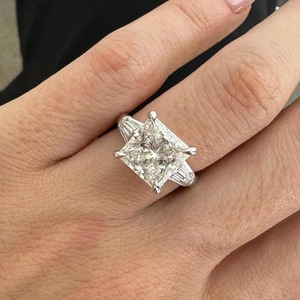 Anillo de Compromiso de Tres Piedras con Diamante Cultivado en Laboratorio de 5 Quilates, Corte Princesa, Certificado IGI, Diseño Único, Baguettes Cónicas, Triada, Oro Blanco de 18K - Product Image 3