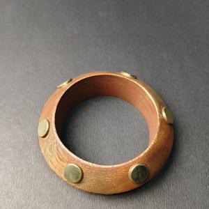 Bracelet en bois naturel bombé avec plusieurs incrustations de laiton doré - Bracelet bohème en bois sculpté à la main, respectueux de l'environnement - Product Image 2
