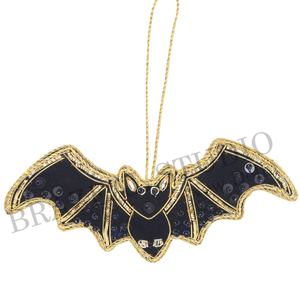 เครื่องประดับตกแต่งต้นคริสต์มาสแบบสั่งทำพิเศษจาก Brazeal Studio ทำด้วยมือ เป็นมิตรกับสิ่งแวดล้อม ผ้ากำมะหยี่ ผ้าซาติน ประดับด้วยลูกปัด ปักลายด้วยด้ายสีทอง - Product Image 4