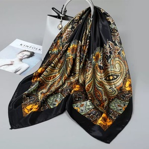 Écharpe carrée en soie rayée noire et blanche pour femmes, accessoire de mode multifonctionnel toutes saisons - Product Image 3
