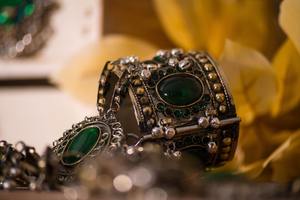 Magnifique bracelet à pampilles avec pièces afghanes, orné de plusieurs rangs de pièces et de délicates chaînes à maillons pour un style tribal spectaculaire. - Product Image 4