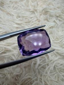 Ametyste violette naturelle taille coussin 12,25 carats 17,5x13,5x7,5mm, clair sous loupe, non monté, facetté, provenance mines africaines, pour la fabrication de bijoux, avec jeu de couleurs - Product Image 1