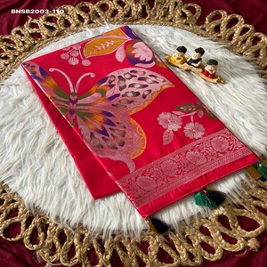 ผ้าไหมเนื้อนุ่มสวยงาม พร้อมลายปักดิ้นสีสันสดใส ลายผีเสื้อและดอกไม้ พร้อมพู่ห้อย ปาลลู ซารี-เสื้อคลุมแบบสวม ผู้จัดจำหน่ายทั่วโลก - Product Image 1