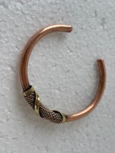 Bracelet manchette en cuivre fait main avec détail en fil torsadé, ajustable, bijou artisanal en métal pour la mode - Product Image 4