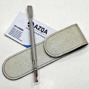 Pousse-cuticules professionnel en acier inoxydable à double extrémité avec nettoyeur d'ongles et étui en cuir argenté pour manucure et soin des ongles - Product Image 3