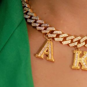 Collier chaîne maille cubaine doré avec pendentif lettre, bijou fantaisie pour femme, collier tendance, cadeau, accessoires pour fêtes et usage quotidien - Product Image 4