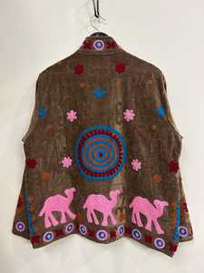 Veste audacieuse en velours brodée à la main, couleur camel, style bohème vintage ethnique, manteau de festival, art populaire, vêtement d'extérieur d'hiver pour femme, pièce intemporelle - Product Image 4