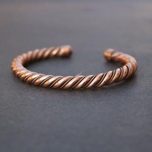 Brazalete de cobre con cuerda enrollada, diseño de varias filas, puño abierto, extremos retorcidos y acabado texturizado para compradores mayoristas - Product Image 5