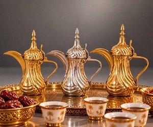 Cafetières arabes dorées et argentées ZHE avec gravures complexes, style Moyen-Orient, bouilloires à thé en métal durables pour les fêtes - Product Image 3