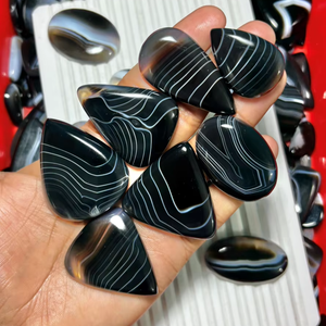 Agate noire rayée 100 % naturelle de haute qualité, pierres précieuses en vrac pour la fabrication de bijoux, formes variées, vente directe en gros - Product Image 1