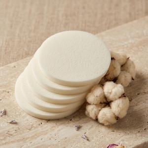 [K-ESSENTIALS] Éponge cosmétique flexible ronde blanche 5,3 cm en SBR pour fond de teint cushion et mélangeur de maquillage - Product Image 4