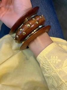 Ensemble de bracelets en bois de luxe, comprenant des bracelets artisanaux durables de formes variées, ornés de copeaux de laiton, en bois artisanal de qualité supérieure - Product Image 1