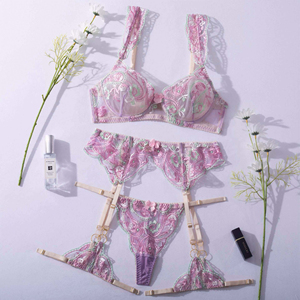 Conjunto de lencería sexy de encaje bordado rosa para mujer, con sujetador balconette con aros, tanga y liguero con diseño paisley. - Product Image 6