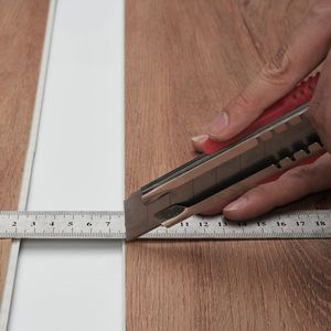 Piastrelle in Vinile a Incastro 48 X 7,3 Pollici, 10 Piastrelle, Spessore 5,5mm, Effetto Legno Marrone Scuro, Kit Pavimentazione Fai-da-Te per Cucina, Superficie EIR in PP - Product Image 3