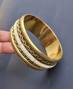 เครื่องประดับแนวชนเผ่าสลักลายกระดูกทองเหลืองแบบโบราณ - Product Image 3