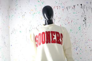 เสื้อสเวตเชิ้ตคอเต่า SOONERS CREAM สีแดง 100% ปักลายด้วยด้ายละเอียด - Product Image 5
