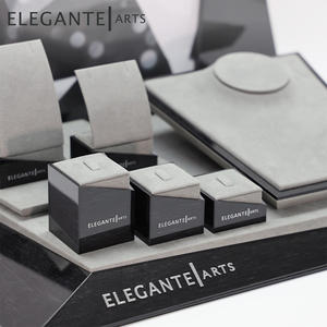 Vitrine de bijouterie pour hommes - Product Image 1