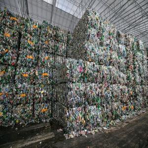 Venta al por Mayor de Pacas de Desechos de Botellas PET 100% Transparentes, Desechos de Plástico de Colores Mezclados para Aplicaciones de Fibras y Moldeo, Calidad a Precio de Fábrica - Product Image 1