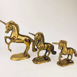 Escultura de unicornio de latón como pieza decorativa para la decoración de hoteles boutique y una elegante disposición de exhibición. - Product Image 1