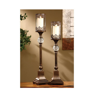 Eleva tu decoración con este portavelas de metal bronce vintage con adornos de encaje y elegante cristal. - Product Image 1