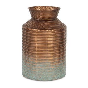 Vase en métal de style industriel vintage, vase en bronze artisanal embossé avec des détails vert menthe vieilli, jardinière décorative durable - Product Image 1