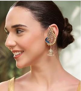 ต่างหูแบบหนีบหูทองเหลืองชุบทองคำแท้ประดับมุกและคริสตัลรูปนกยูงสไตล์อินเดียสำหรับเจ้าสาวในงานแต่งงาน - Product Image 1