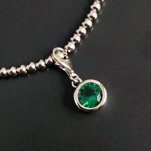 สร้อยข้อมือชาร์มประดับพลอยประจำเดือนเกิด เงินแท้ เงินสเตอร์ลิง พลอยมรกต พลอยประจำเดือนพฤษภาคม ของขวัญสำหรับผู้หญิง - Product Image 6