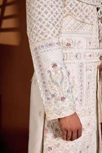 Traje de hombre Sherwani festivo para boda, con cuello mandarín, sin arrugas, con patrón de entramado de diamantes, base de seda Vergo premium y lentejuelas en tonos pastel. - Product Image 3