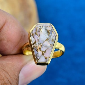 แหวนพลอยโอปอลสีชมพูรูปโลงศพทำมือ ชุบทอง 18k บนตัวเรือนเงินแท้ 925 - Product Image 2