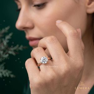 Anillo de Oro Rosa con Diamante Cultivado en Laboratorio de Corte Redondo, 4 Puntas, Banda Lisa, Oro Sólido, Joyería Fina para Mujer, Regalo de Aniversario - Product Image 1