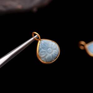 Pendentif fleur en opale bleue naturelle, charme en argent sterling 925, pierre précieuse sculptée à la main, pendentif cœur pour la fabrication de bijoux, vente en gros, 12 mm - Product Image 1