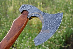 Hache de camping en acier Damas de qualité supérieure, forgée à la main, avec manche en bois, pour la survie en plein air et la fendage du bois - Product Image 3