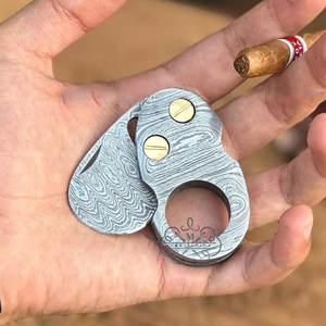 Cutter à cigares multifonctionnel en acier Damas avec logo personnalisé – Accessoire de coupe-cigares en promotion - Product Image 5