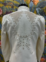 Manteau Sherwani Indo-Occidental à motif hexagonal asymétrique, base crème, avec broderie verticale et perles argentées