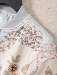 Veste universitaire brodée florale pour femmes et hommes, décontractée, col montant, fermeture éclair sur le devant, coupe régulière, en polyester, pour l'automne - Product Image 4