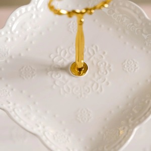 Support à dessert moderne en résine, design élégant avec surface lisse, idéal pour la mise en scène de table contemporaine et le service de desserts – Résine élégante - Product Image 4