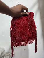 Pochette brodée de perles rouges avec pompon, style bohème, fermeture éclair, sac à main tendance pour femme, doublure en coton, idéal pour les voyages et le shopping