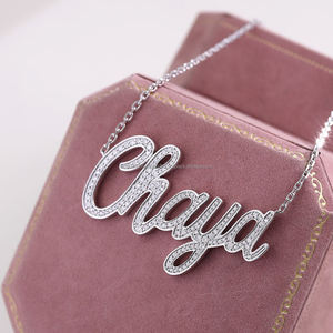 Colgante de Moissanita con Nombre Personalizado en Cursiva y Diseño de Letra Chaya, Piedras Brillantes, Cadena en Tono Plata para Joyería de Lujo - Product Image 1
