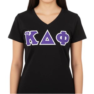 Camiseta Negra con Cuello en V KDP con Letras Griegas Moradas, Camiseta Casual de Manga Corta para Mujer, Color Negro y Morado - Product Image 1