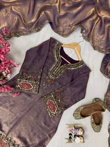 Conjunto de Salwar Kameez Paquistaní Bordado en Morado de Lujo con Dupatta – Traje Étnico de Diseñador para Bodas y Fiestas para Mujer - Product Image 6