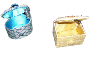 Boîte à bijoux en tissu brodé de velours fait main, forme carrée, accessoire décoratif pour la maison avec détails de perles en fil d'or - Product Image 4