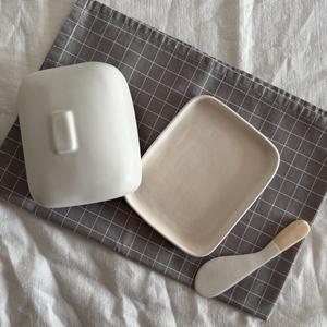 Recipiente Minimalista para Mantequilla con Tapa Plana y Espátula a Juego, Acabado Liso, Moderno Contenedor de Mantequilla para la Cocina - Product Image 3