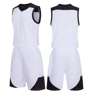 Tenue de basketball personnalisée OEM avec logo, uniforme de basketball par sublimation, ensemble de vêtements de basketball avec numéro de club cousu - Product Image 3